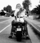 Дочь знаменитостей каталась без трусов на мотоцикле (ФОТО)