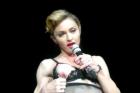 Мадонна шокировала тысячи поклонников голой грудью