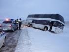 На Ставрополье сотрудники ГИБДД вызволили рейсовый автобус из снежного плена