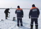 Спасатели мониторят состояние льда и обеспечивают безопасность любителей зимней рыбалки