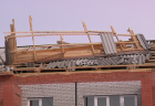 В Кисловодске со здания на территории школы ветром сорвало крышу