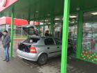 Автомобиль, который врезался в витрину супермаркета в Ставрополе, оказался без водителя