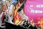 Феминистки сожгли мешок с деньгами в знак протеста