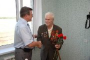 Николай Пальцев вручил ветеранам ключи от новых квартир
