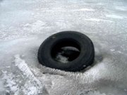 Машина рыбаков ушла под лед