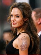 Анджелина Джоли обзавелась еще одной татуировкой!