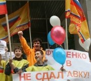 Справедливороссы устроили пикет возле здания министерства образования Ставропольского края