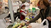 Стоимость продуктовой корзины в регионах РФ в июне снизилась на 1,7%