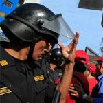 Нелегальных шахтёров разгоняют полицейские Перу, есть жертвы