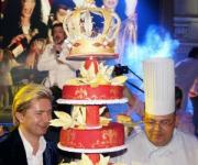 Филипп Киркоров даже на торт умудрился надеть корону