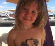 5-летняя дочь Глюкозы сделала татуировку