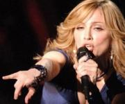 Мадонна в Риме осталась без штанов