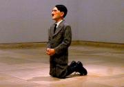 Евреи требуют убрать статую молящегося Гитлера