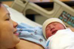 Рождение ребенка с помощью кесарева сечения значительно повышает риск появления аллергии