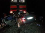 Грузовой поезд столкнулся с легковушкой, двое человек погибли