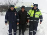 Ставропольские полицейские спасли от холода пассажиров застрявшего в снегу автобуса