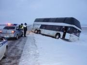 На Ставрополье сотрудники ГИБДД вызволили рейсовый автобус из снежного плена