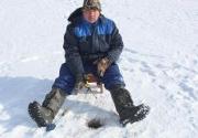 Спасатели мониторят состояние льда и обеспечивают безопасность любителей зимней рыбалки