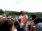 Сотрудники Госавтоинспекции организовали для детей экскурсию к месту ремонта дороги