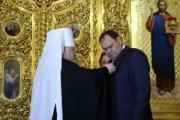 Митрополит Кирилл наградил депутата патриаршим памятным знаком