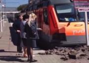 На вокзале в Кисловодске локомотив врезался в перрон
