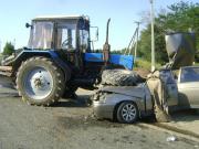На Ставрополье в результате столкновения трактора и легковушки погибли два человека