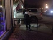 В Ставрополе иномарка въехала в стеклянную дверь многоэтажки
