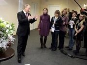 8 Марта: Медведев признался в любви к женщинам через Twitter, а Путин - прочёл стишок