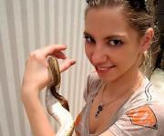Алиса Салтыкова пригрела змею на груди