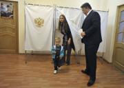 Владимир Владимиров пришёл на избирательный участок с супругой и сыном