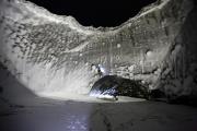 Российские ученые впервые спустились на дно гигантской воронки на Ямале